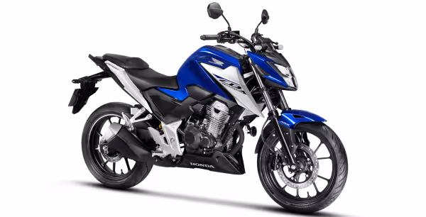 CB 300F Twister vista três quartos dianteira