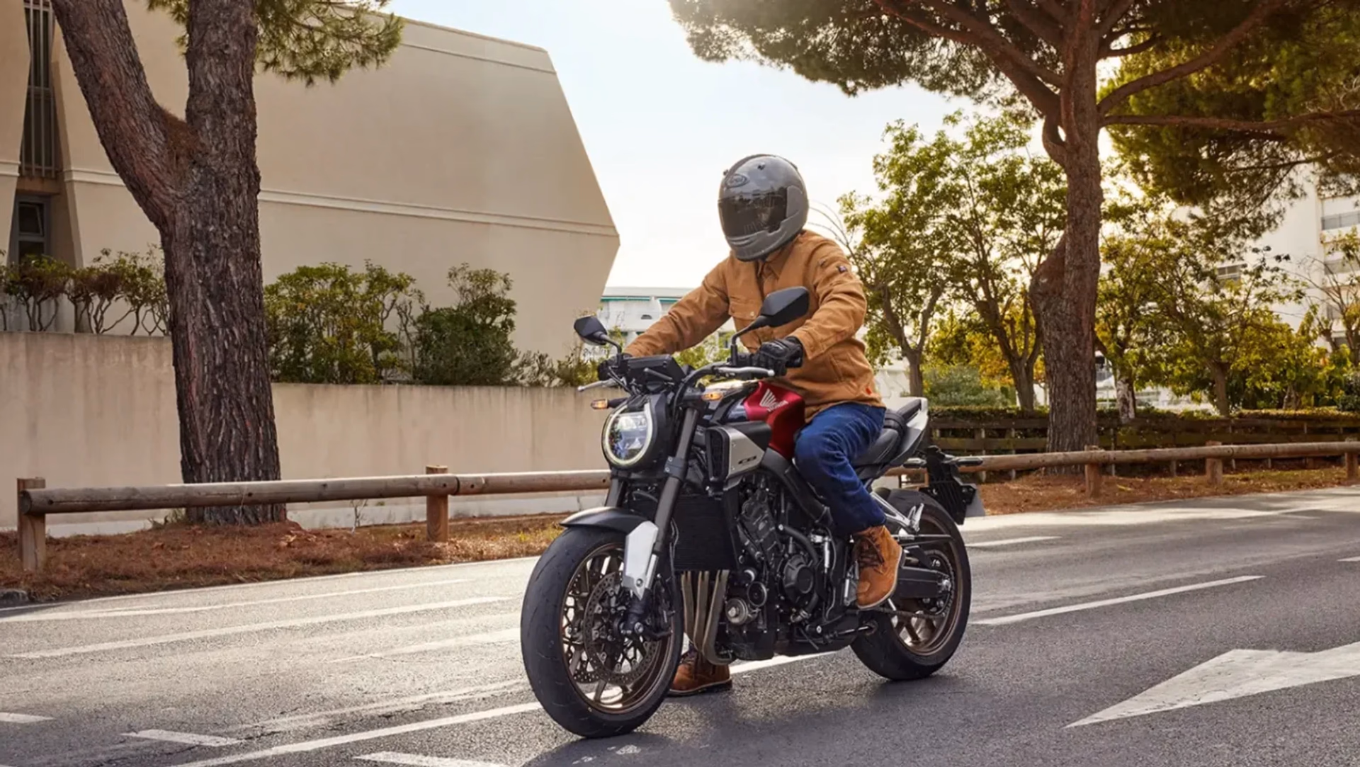 CB 650R E-Clutch ambientada 03 - 3 de 6