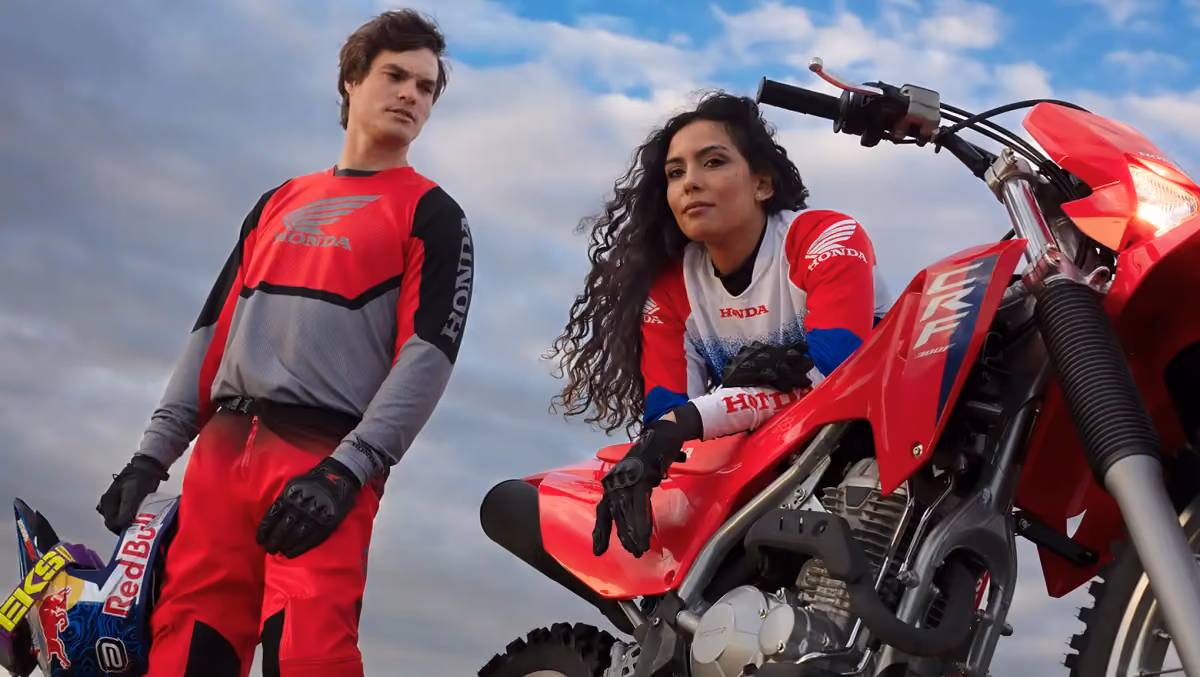 CRF 300F vista lateral em ambiente externo