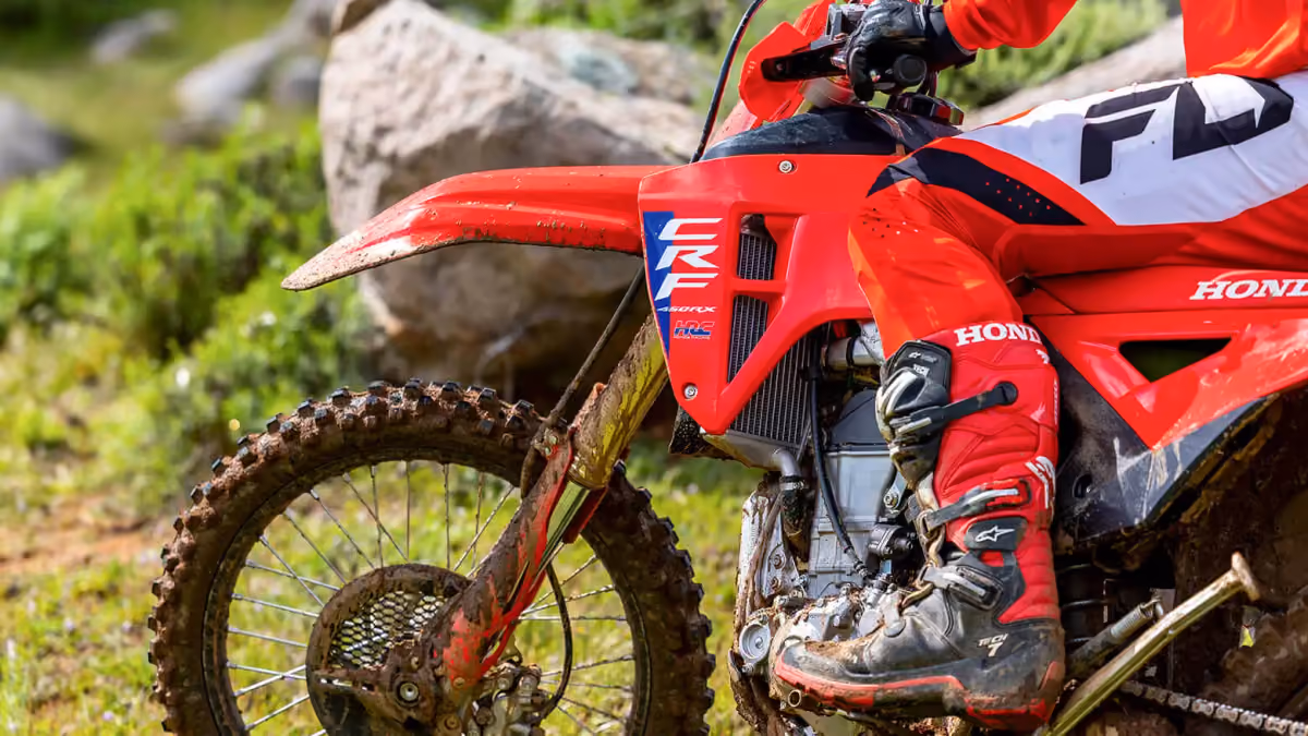 Honda CRF 450R em destaque no estúdio