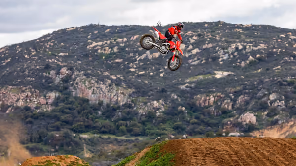 Honda CRF 450R em ação no off-road