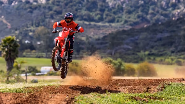 Honda CRF 450R sendo pilotada em pista de terra