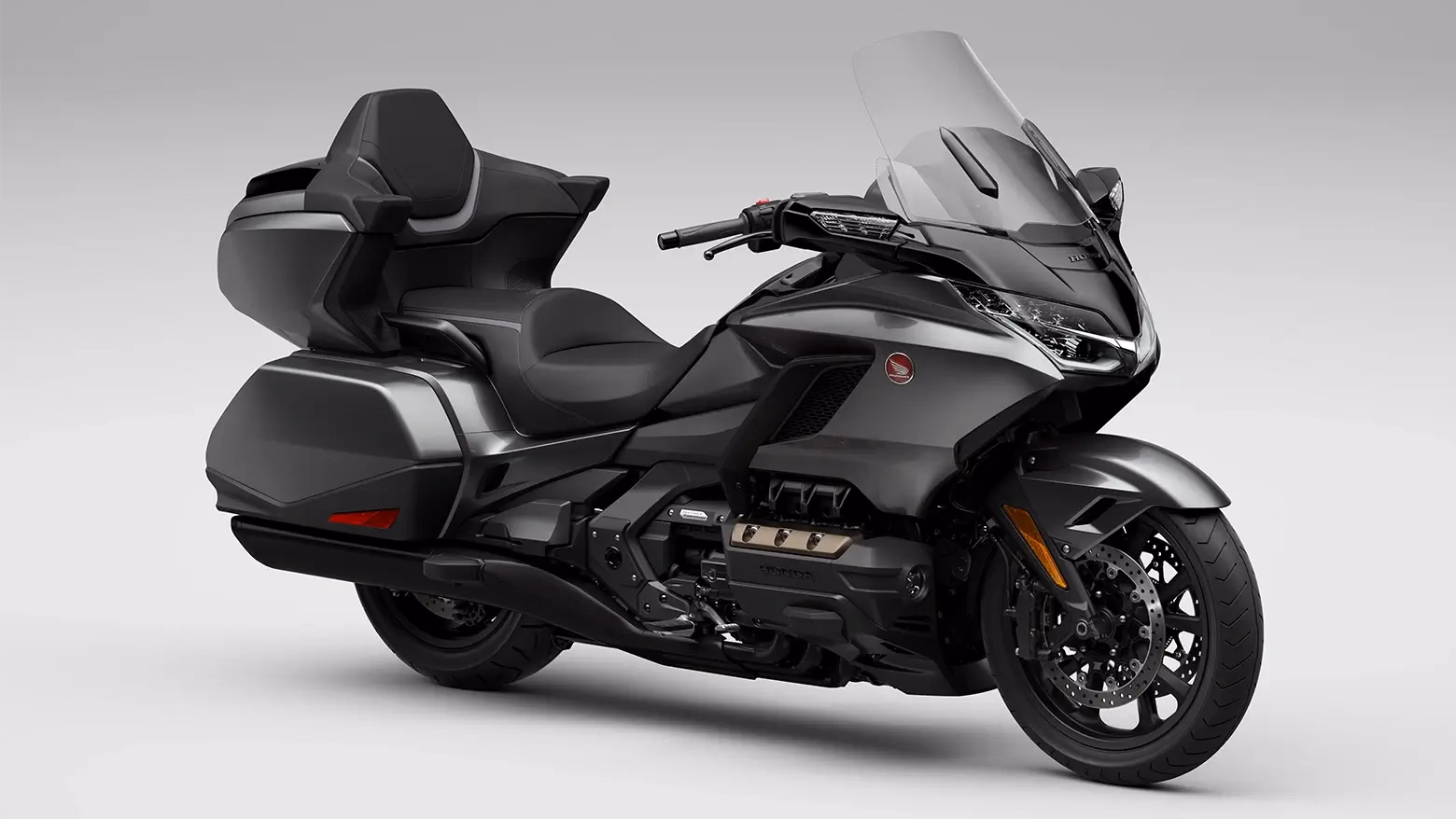GL 1800 Gold Wing Tour na cor cinza, vista lateral - 1 de 6