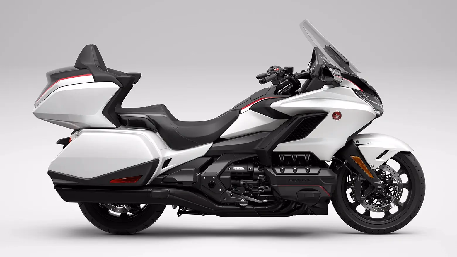 GL 1800 Gold Wing Tour na cor branca, vista lateral - 2 de 6